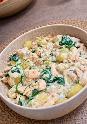 Une photo de Gnocchis au saumon, crème citronnée & jeunes pousses d’épinards