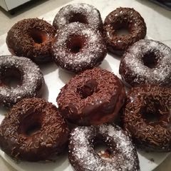 A picture of Easy Donuts.