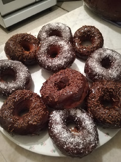 A picture of Easy Donuts.