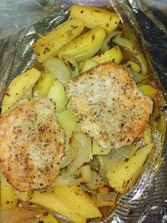 Fokhagymás sertés, hagymás tepsis burgonyával recept fotója