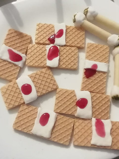 Una foto de Tiritas con sangre y bastoncillos de oídos para Halloween