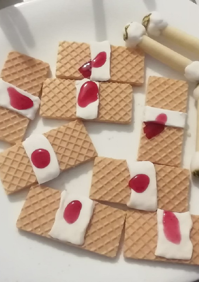 Una foto de Tiritas con sangre y bastoncillos de oídos para Halloween