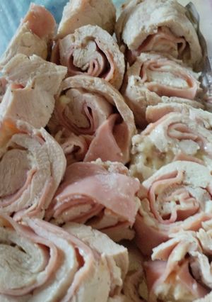 Una foto de Rollos de pechuga de pollo con queso y jamón