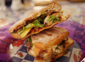 Una foto de Paninis de pollo