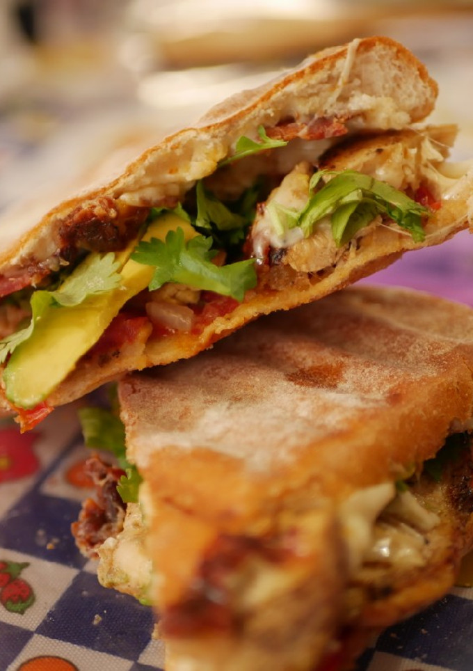 Una foto de Paninis de pollo