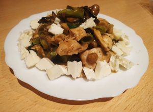 Una foto de Pollo agridulce con habas, espinaca, champiñones