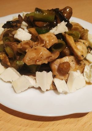 Una foto de Pollo agridulce con habas, espinaca, champiñones