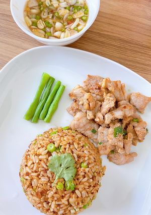รูปของ ข้าวผัดน้ำพริกนรก / หมูสไปซี่