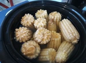 Una foto de Elotes hervidos en olla de cocción lenta