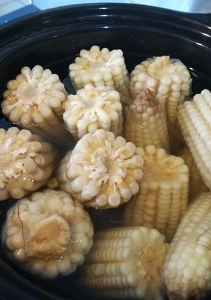 Una foto de Elotes hervidos en olla de cocción lenta