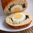Fiambre o rollo de pollo, relleno de frutos secos y huevo cocido