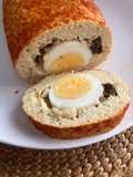 Fiambre o rollo de pollo, relleno de frutos secos y huevo cocido
