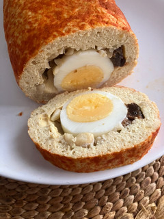 Una foto de Fiambre o rollo de pollo, relleno de frutos secos y huevo cocido