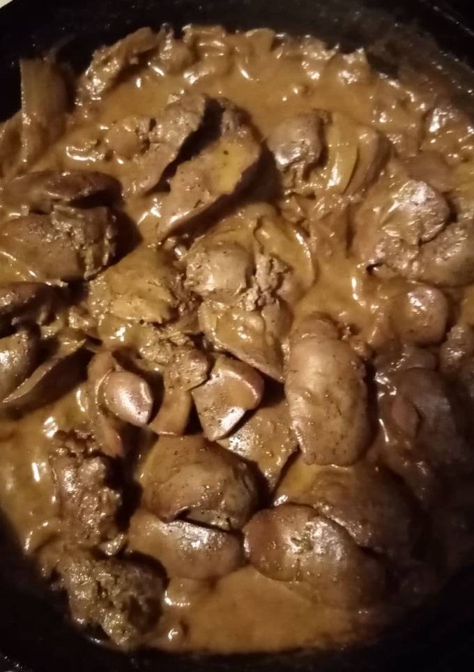 Куриная печень с луком в сметане