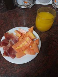 Una foto de Papaya con jamón serrano