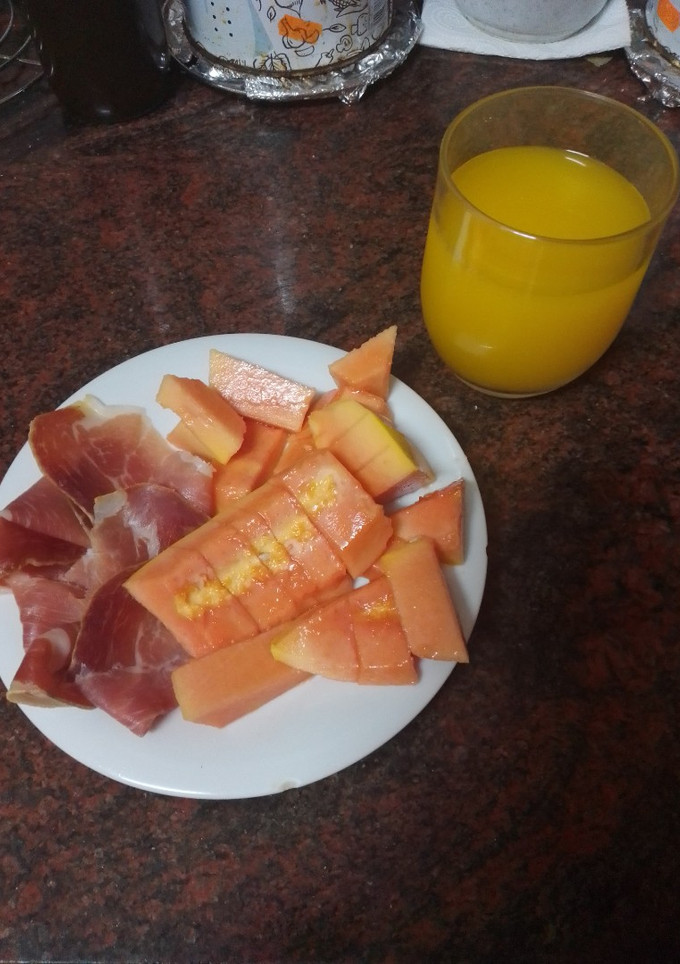 Una foto de Papaya con jamón serrano