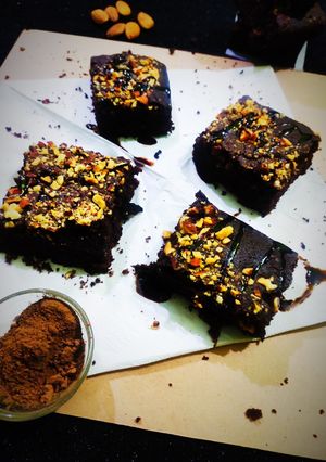 गेहूं के आटे की ब्राउनी (gehu ke aate ki brownie recipe in Hindi) रेसिपी मुख्य फोटो
