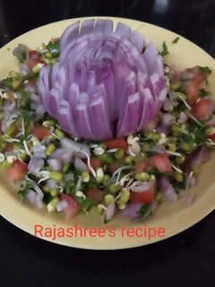 स्प्राऊटस मूग सॅलड (sprouts moong salad recip ein marathi) रेसिपी चे मुख्य फोटो