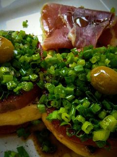 Una foto de Montaditos de tomate en reducción de vinagre balsámico...!!