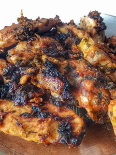 Una foto de Suprema de pollo dorada al perejil y limón