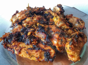 Una foto de Suprema de pollo dorada al perejil y limón