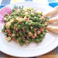 Una foto de Guisantes con jamón y huevo