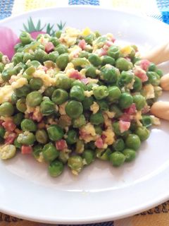 Una foto de Guisantes con jamón y huevo