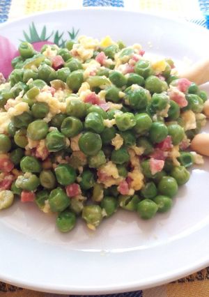 Una foto de Guisantes con jamón y huevo