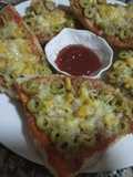 مثلثات خبز على شكل *PIZZA*