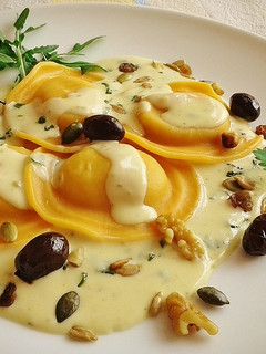 Una foto de Sorrentinos de calabaza con crema de queso y salvia