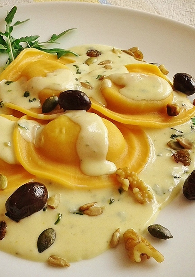 Una foto de Sorrentinos de calabaza con crema de queso y salvia