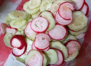 Una foto de Ensalada de pepinos y rábanos