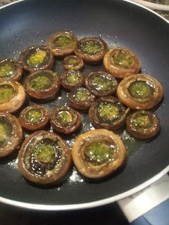 Una foto de Champiñones portobello u otro con aceite, ajo y perejil