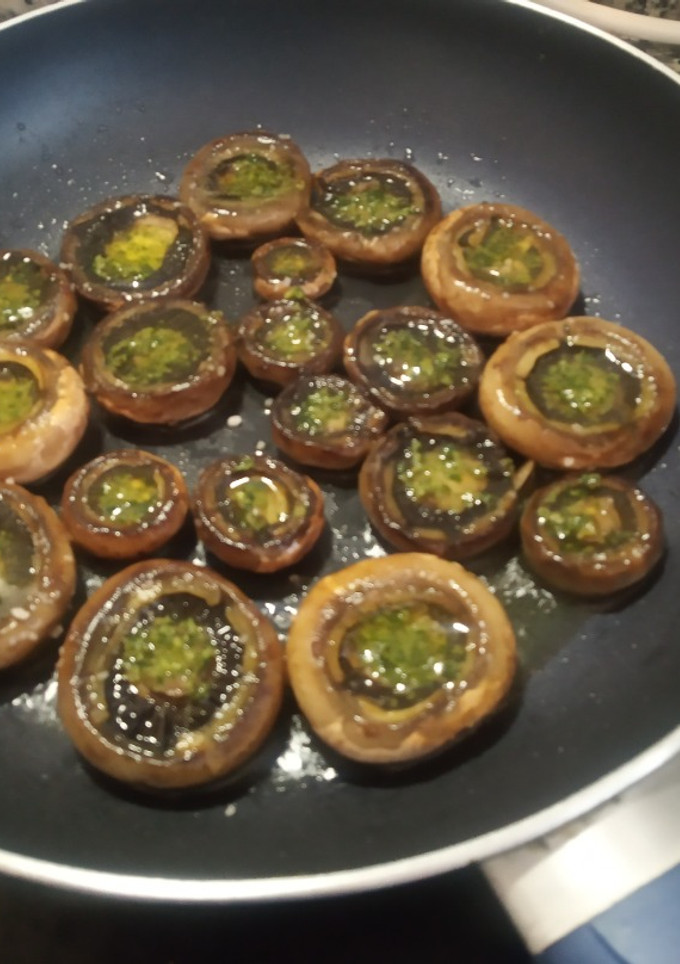 Una foto de Champiñones portobello u otro con aceite, ajo y perejil