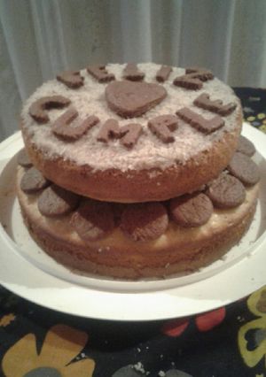 Una foto de Torta de Coco y Canela, con galletas de chocolate 🎂