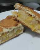 Sándwich🧅🥯de cebolla🍍y piña caramelizadas🥐con queso🥯🍯🧀