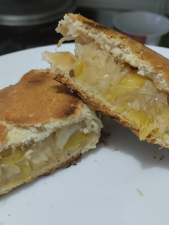 Una foto de Sándwich🧅🥯de cebolla🍍y piña caramelizadas🥐con queso🥯🍯🧀