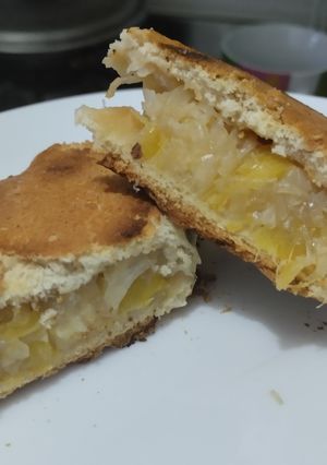 Una foto de Sándwich🧅🥯de cebolla🍍y piña caramelizadas🥐con queso🥯🍯🧀