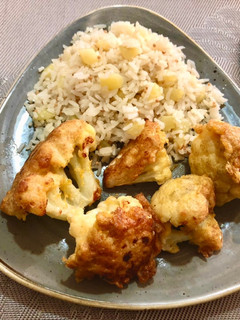 Una foto de Coliflor Dorada y Arroz con Papas