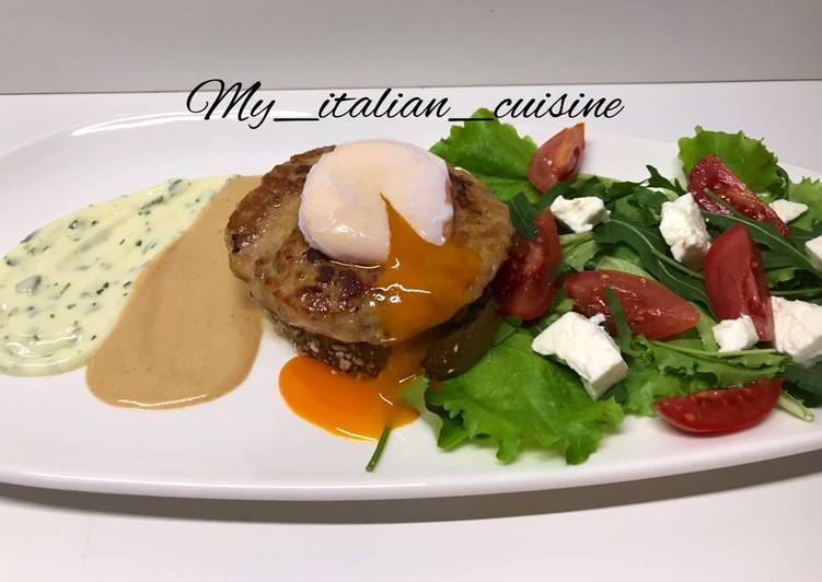 Hamburger di pollo su pane ai cereali con uovo pochè e insalatina con feta e pomodorini