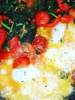 Una foto de Shakshouka con chorizo español