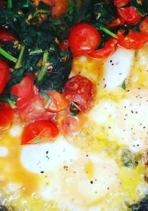 Una foto de Shakshouka con chorizo español