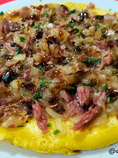 Una foto de Tortilla abierta de pato y cebolla caramelizada al Pedro Ximénez