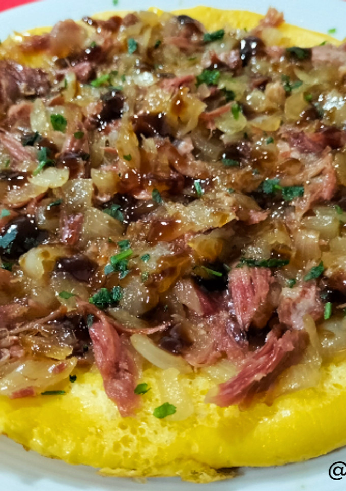 Una foto de Tortilla abierta de pato y cebolla caramelizada al Pedro Ximénez