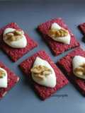 Biscuit de remolacha con queso camembert y nueces