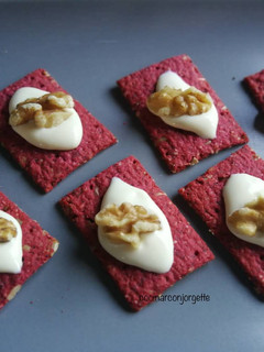 Una foto de Biscuit de remolacha con queso camembert y nueces