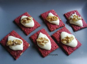 Foto principal de Biscuit de remolacha con queso camembert y nueces
