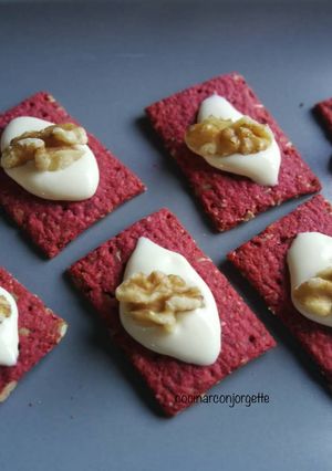 Una foto de Biscuit de remolacha con queso camembert y nueces