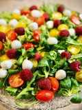 Ensalada de tomate, frambuesas, aguacate y mozzarella con aliño especial
