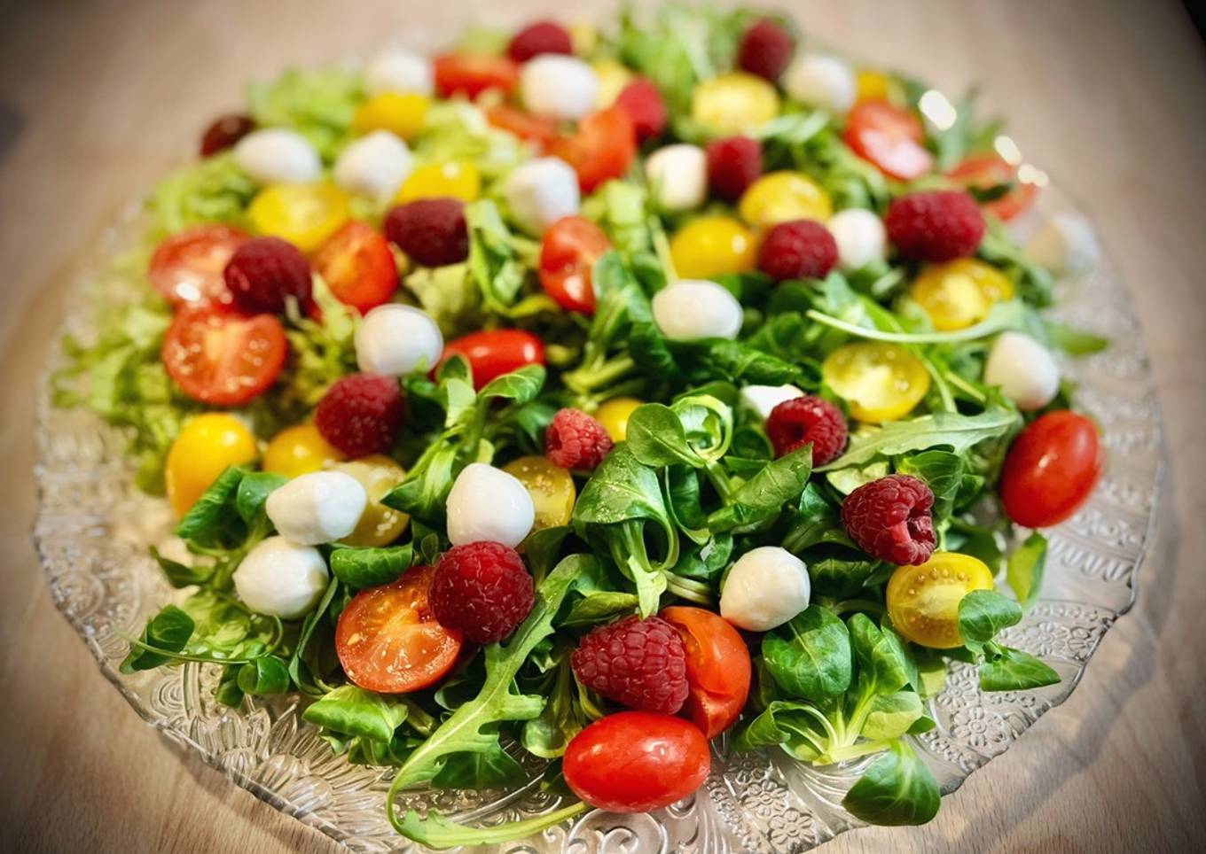 Ensalada de tomate, frambuesas, aguacate y mozzarella con aliño especial